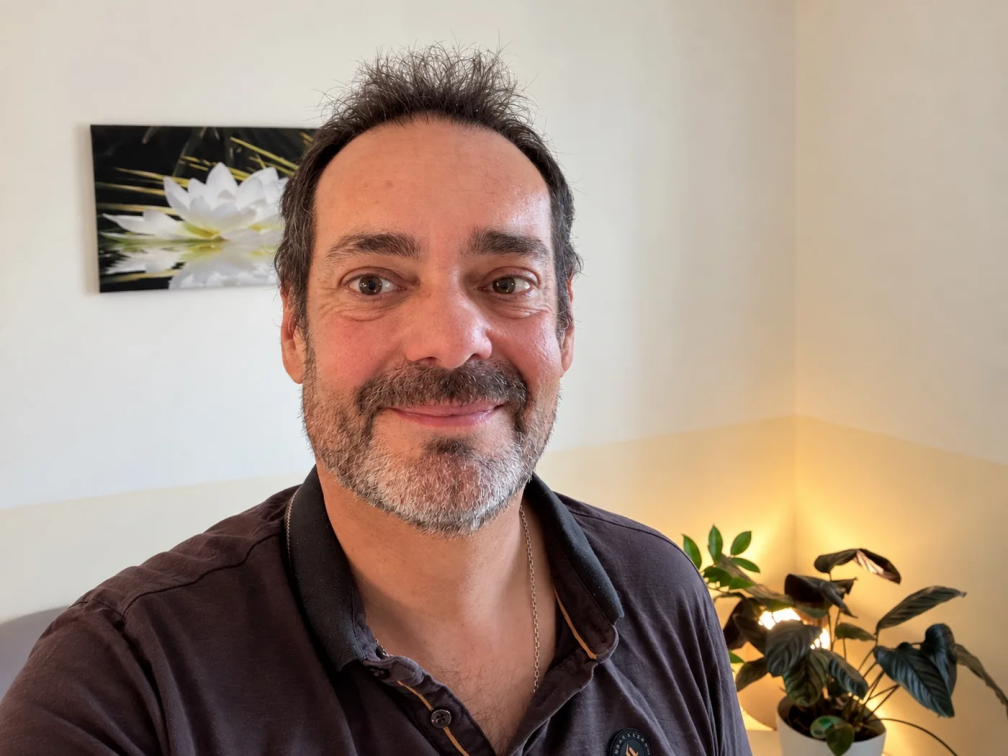 Frédéric Garcia, hypnothérapeute et auteur, dans son cabinet à Saint-Marcel-lès-Valence